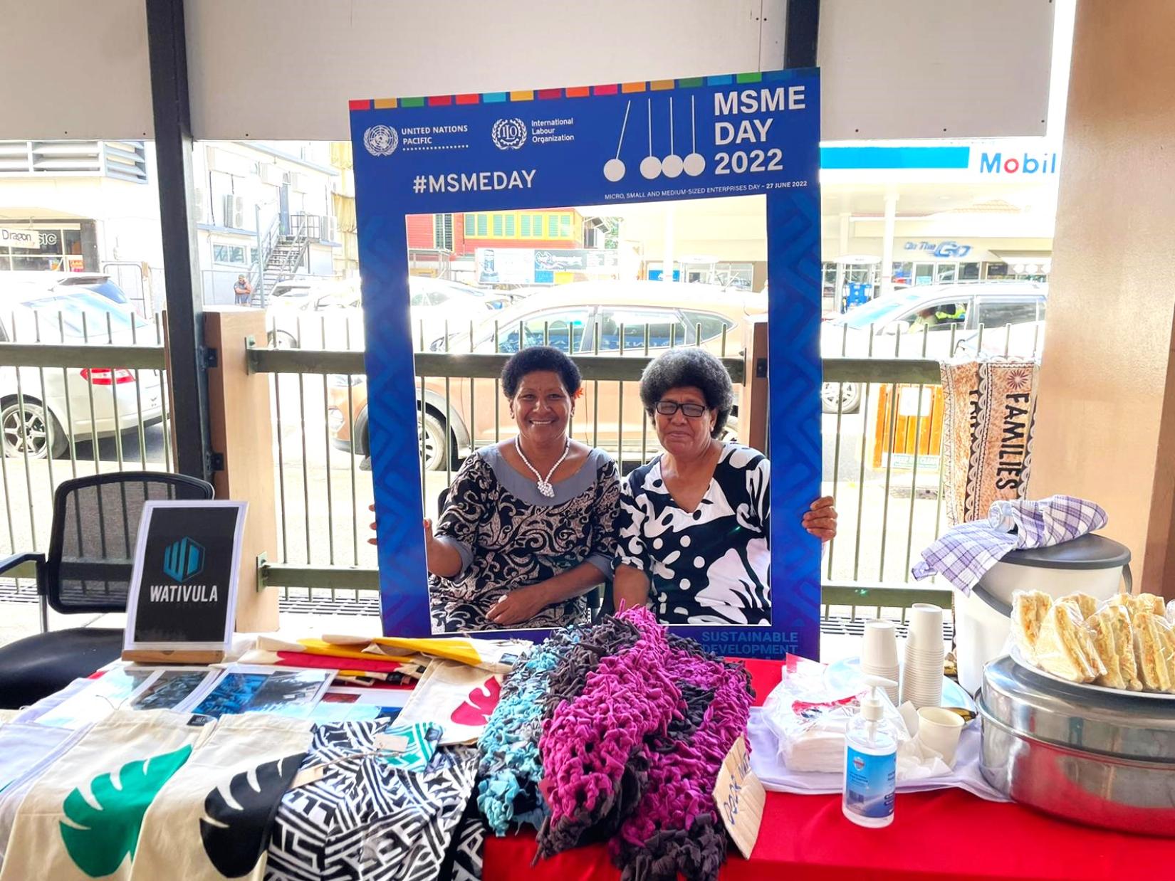 Fijian vendors sell their products 