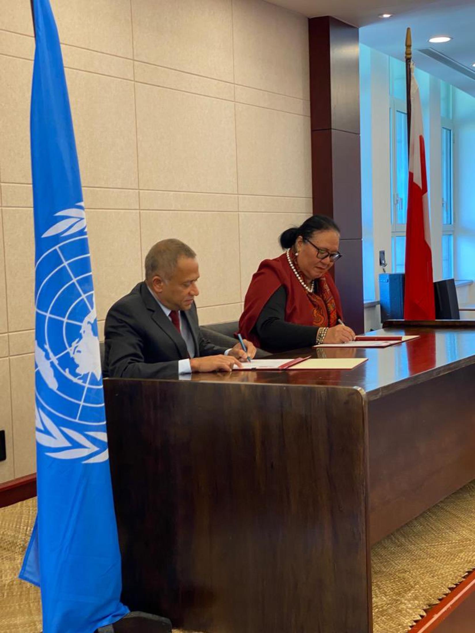 Mr Samarasinha and Tonga's Minister of Foreign Affairs, Hon. Fekitamoelao ‘Utoikamanu sign the Cooperation Framework in Nuku'alofa, Tonga. 